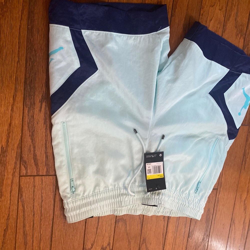 Shorts - Picture 4 of 9